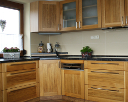 kuchyňská linka z dubového masivu