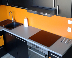 moderní kuchyňská linka z černého lamina