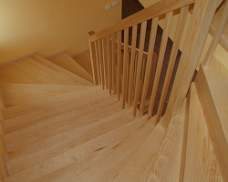 borovicové schodiště