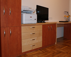 pracovní stůl se skříňkami